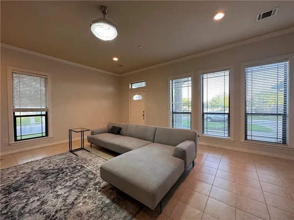 $2,700 | 913 Delrey Drive, College Station, TX 77845