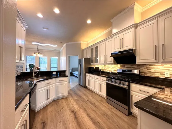 $2,700 | 913 Delrey Drive, College Station, TX 77845