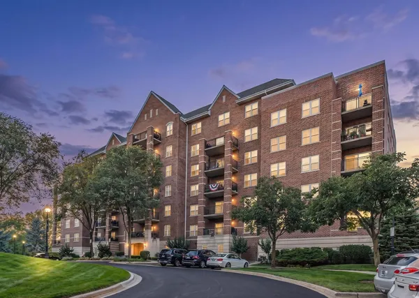 $339,900 | 440 West Mahogany Court, Unit 312, Palatine, IL 60067