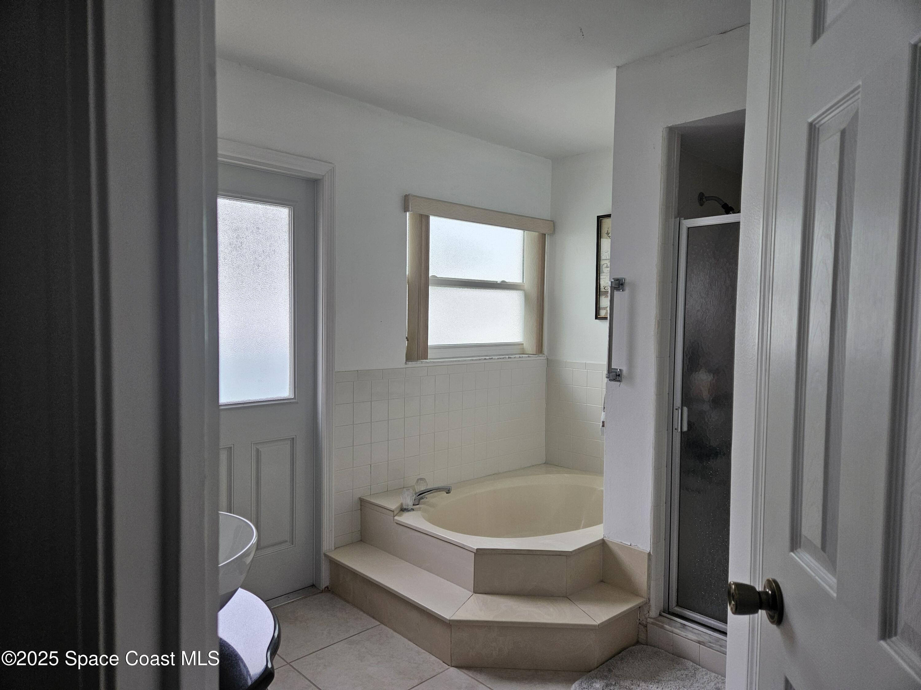 813 Pine Shadows Avenue Rockledge, FL 32955 - Photo 15 of 32 a bathroom with a tub and a shower