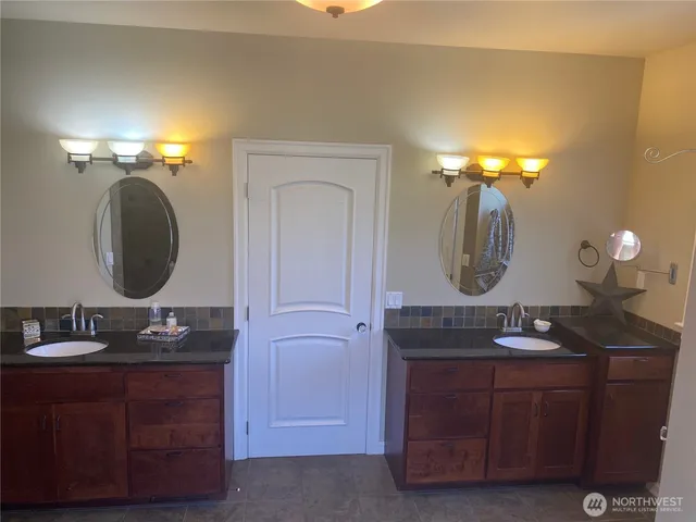 $849,999 | 55776 Bay Area Drive, Electric City, WA 99123