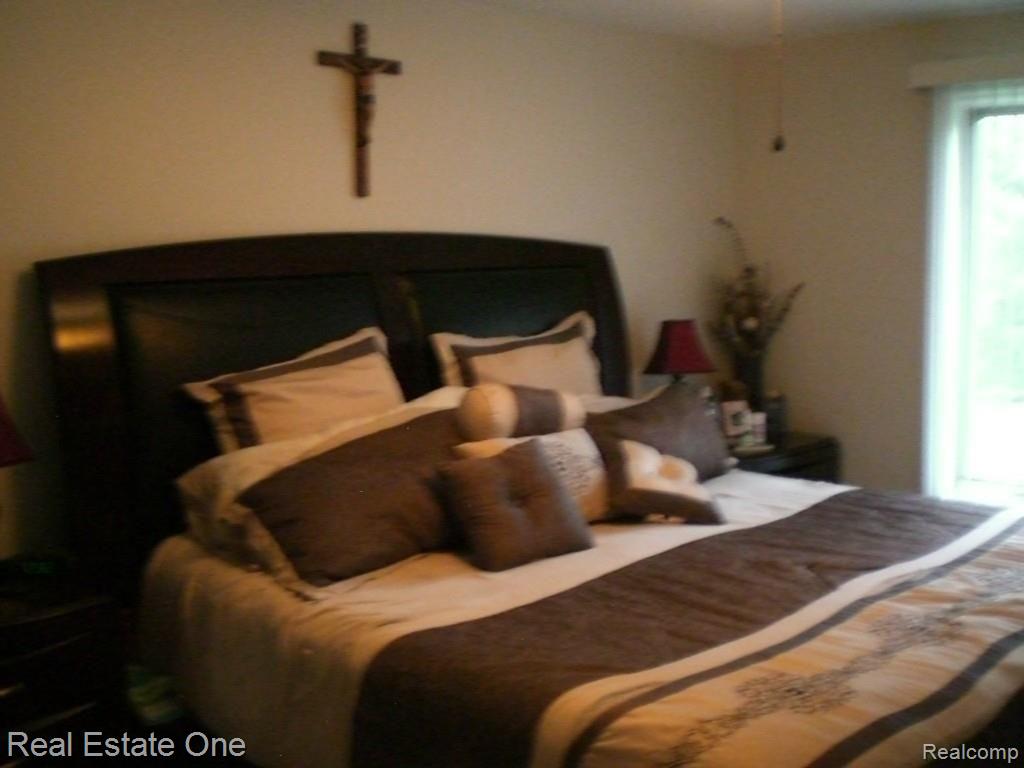35820 Springvale Street Farmington, MI 48331 - Photo 19 of 29 CIMG3036.jpg