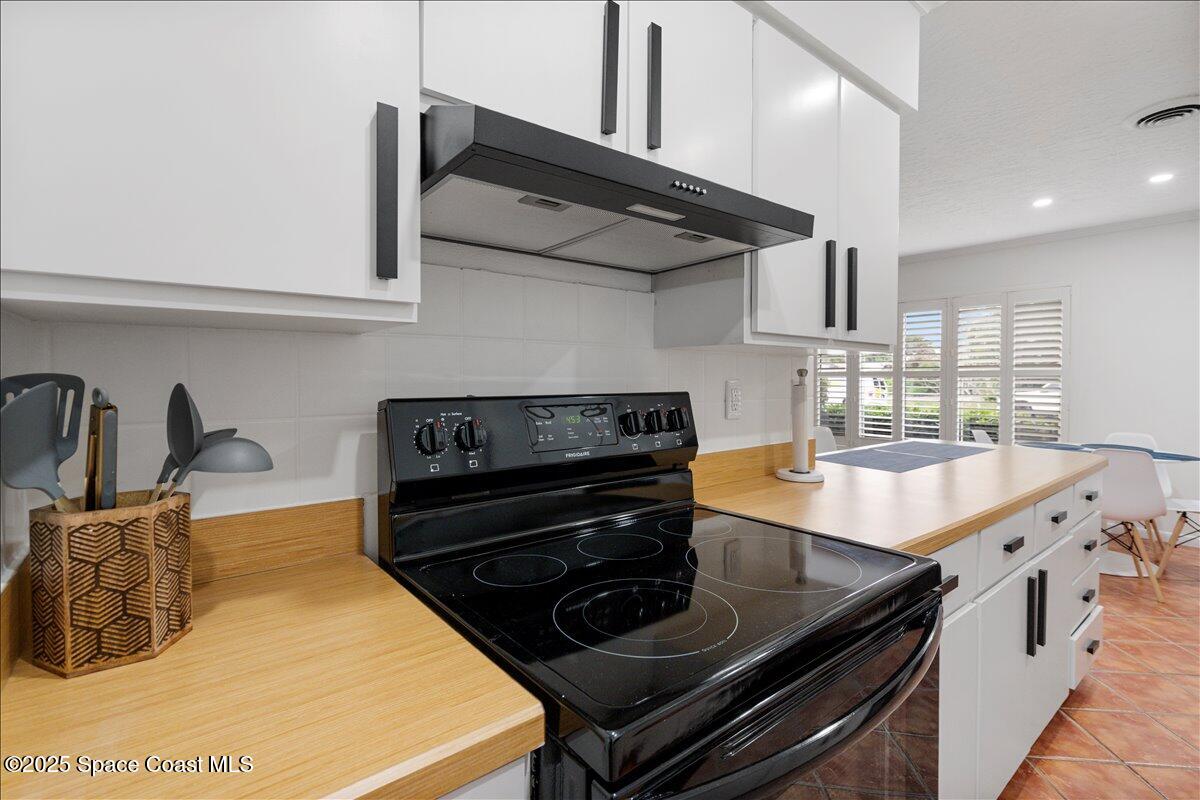 2175 Barracuda Avenue Melbourne Beach, FL 32951 - Photo 20 of 49 a kitchen with a stove and a sink