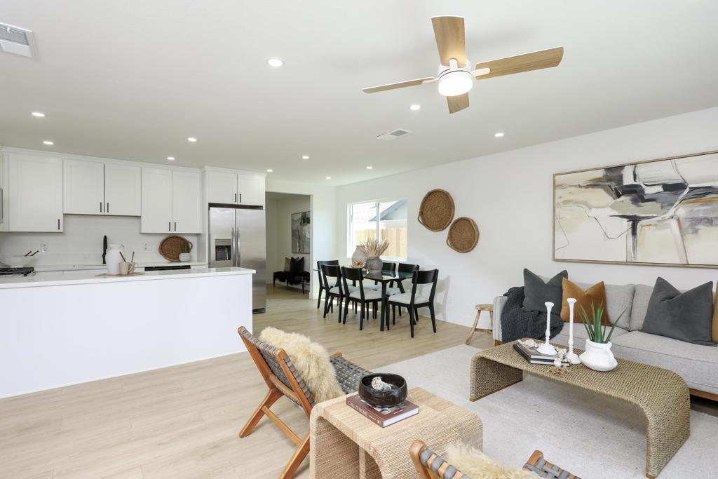 9844 Halberns Boulevard Santee, CA 92071 - Photo 7 of 27 Living Room