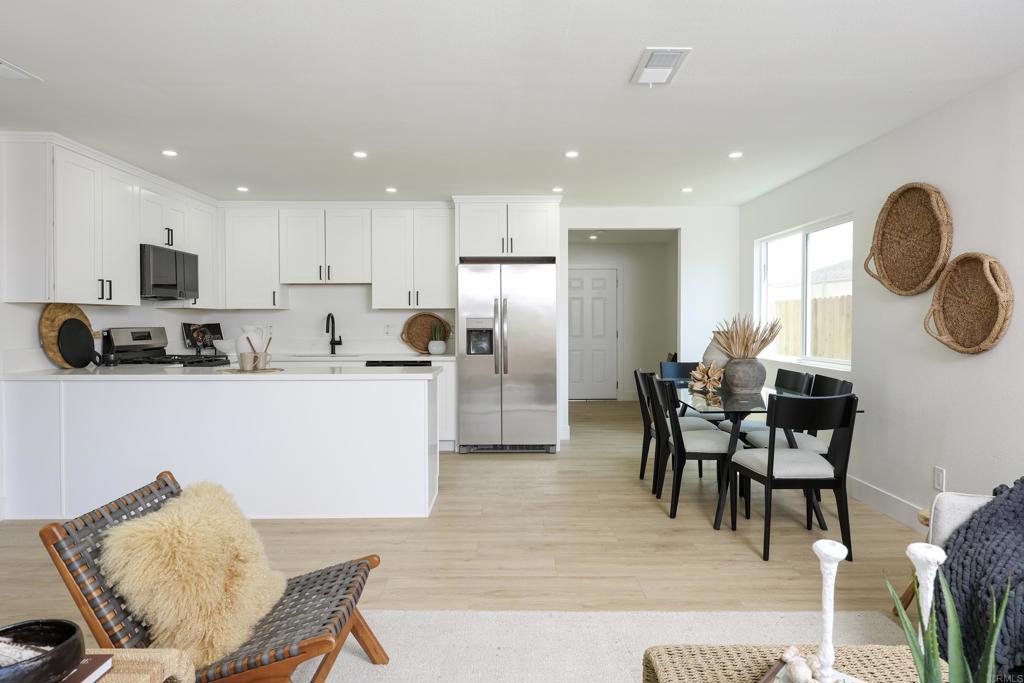 9844 Halberns Boulevard Santee, CA 92071 - Photo 8 of 27 Living Room