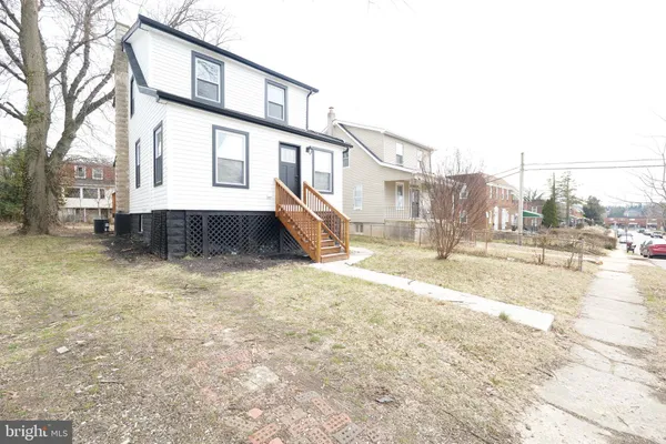 a view of a yard with a house