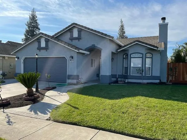 a view of a back yard of the house
