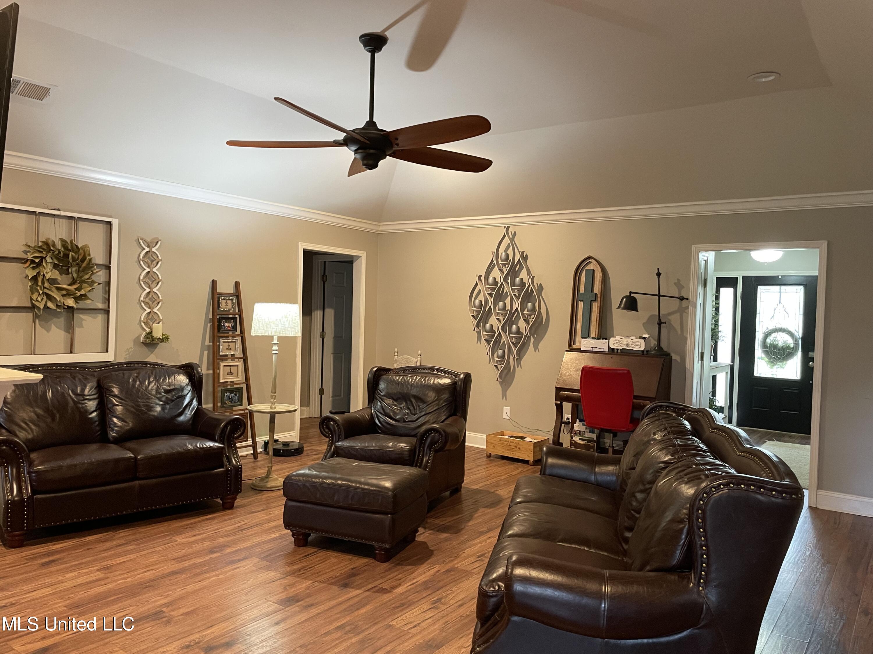 5160 Poplar Corner Road Walls, MS 38680 - Photo 14 of 26 Family Room
