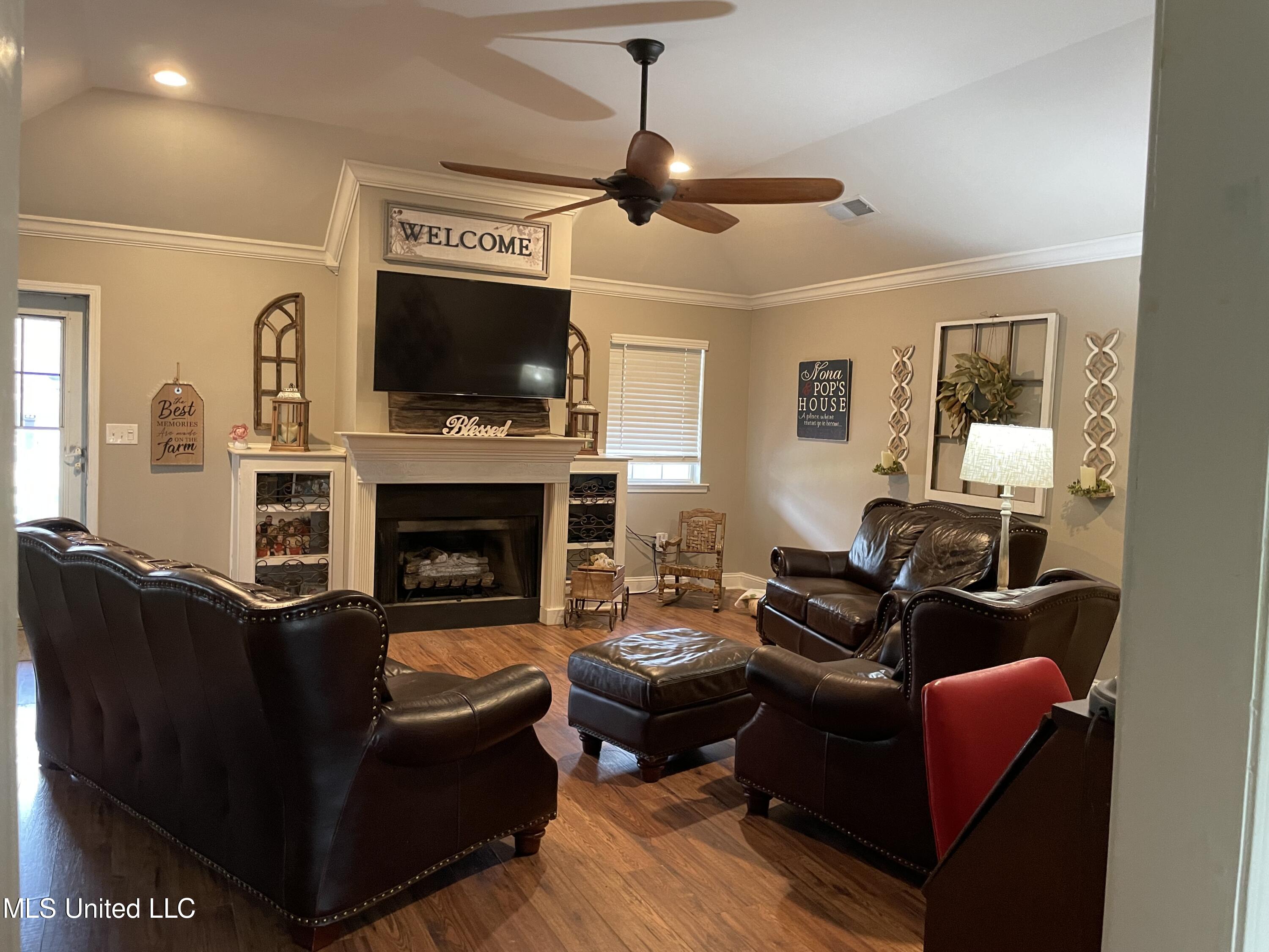 5160 Poplar Corner Road Walls, MS 38680 - Photo 17 of 26 Family Room