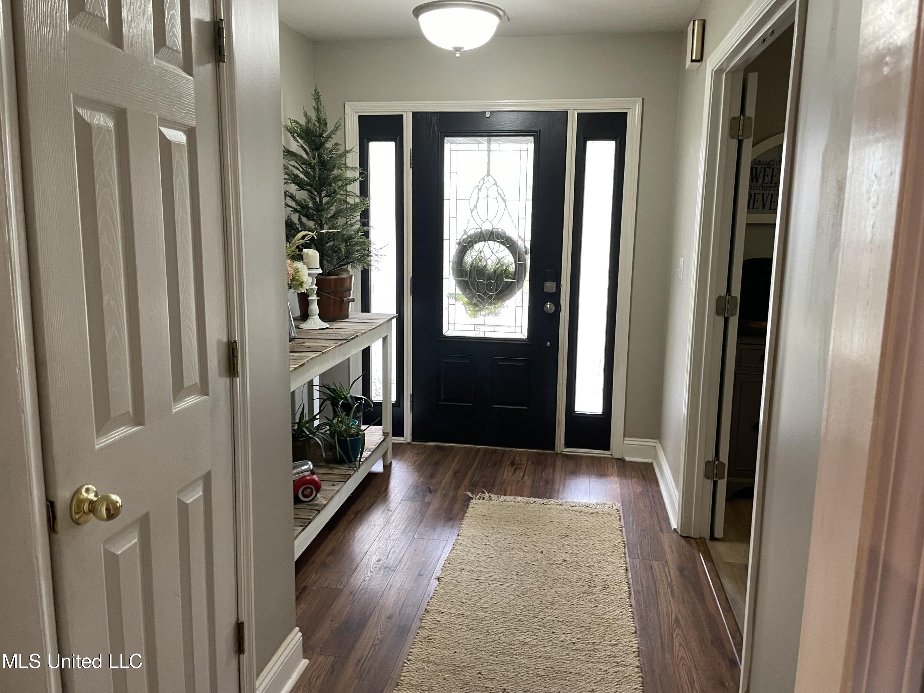 5160 Poplar Corner Road Walls, MS 38680 - Photo 3 of 26 Foyer