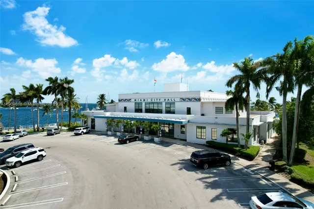 a picture of a city with lots of green space