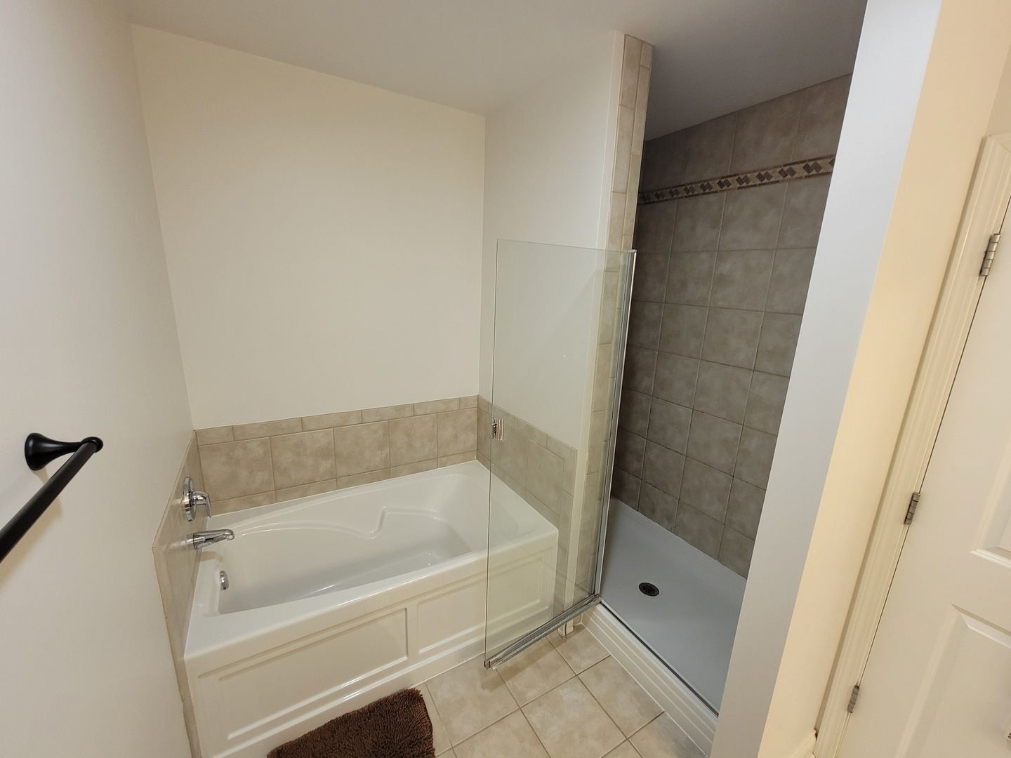 8 West Monroe Street, Unit 1508 Chicago, IL 60603 - Photo 7 of 25 a bathroom with a bathtub