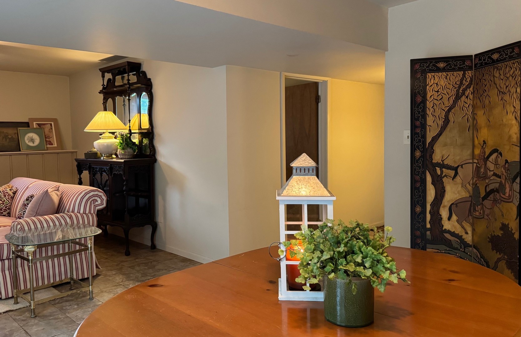 416 Trinity Court Buffalo Grove, IL 60089 - Photo 73 of 87 a living room with a couch and a potted plant