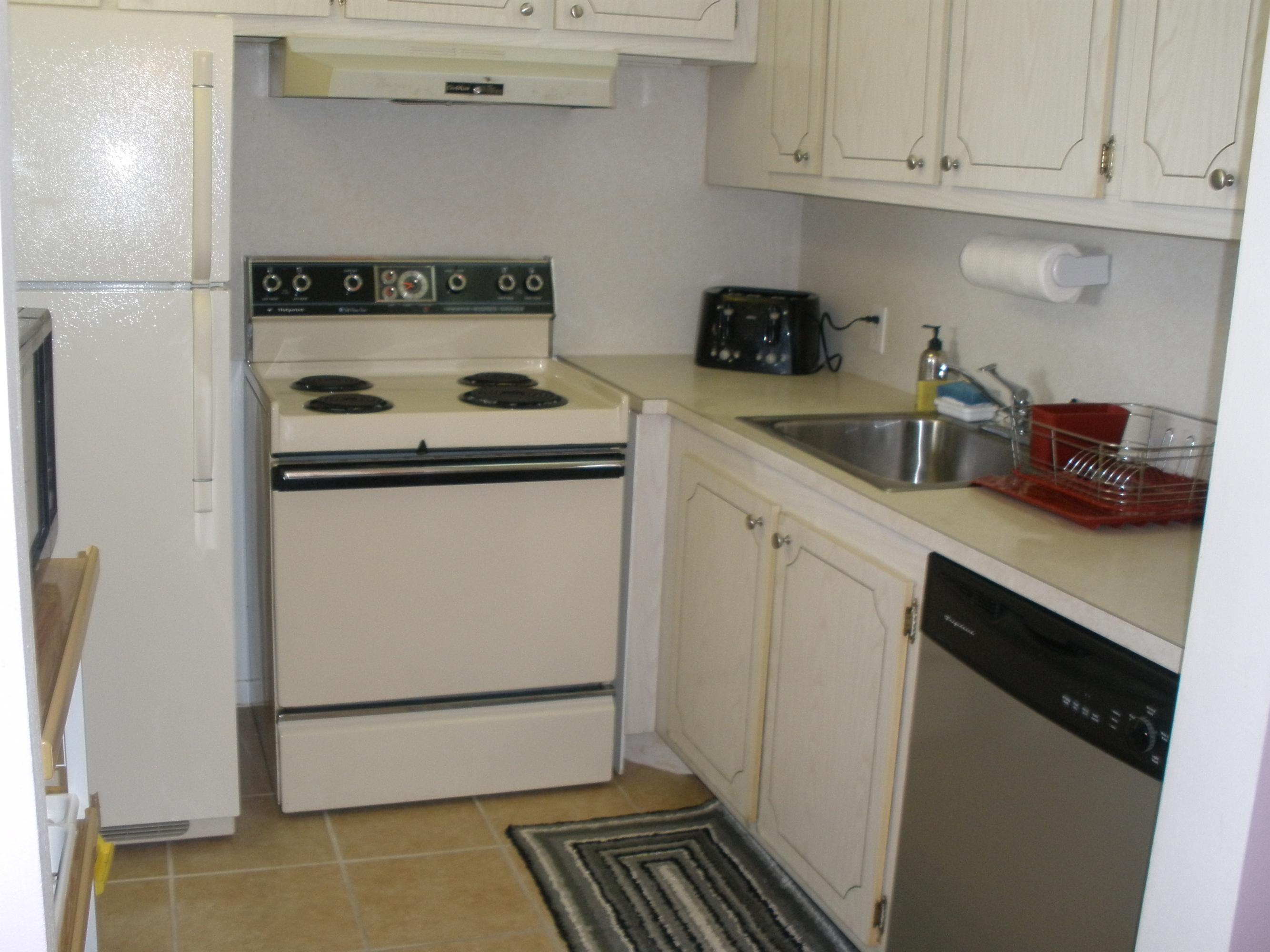 63 Fanshaw Drive, Unit B Boca Raton, FL 33434 - Photo 2 of 13 Kitchen