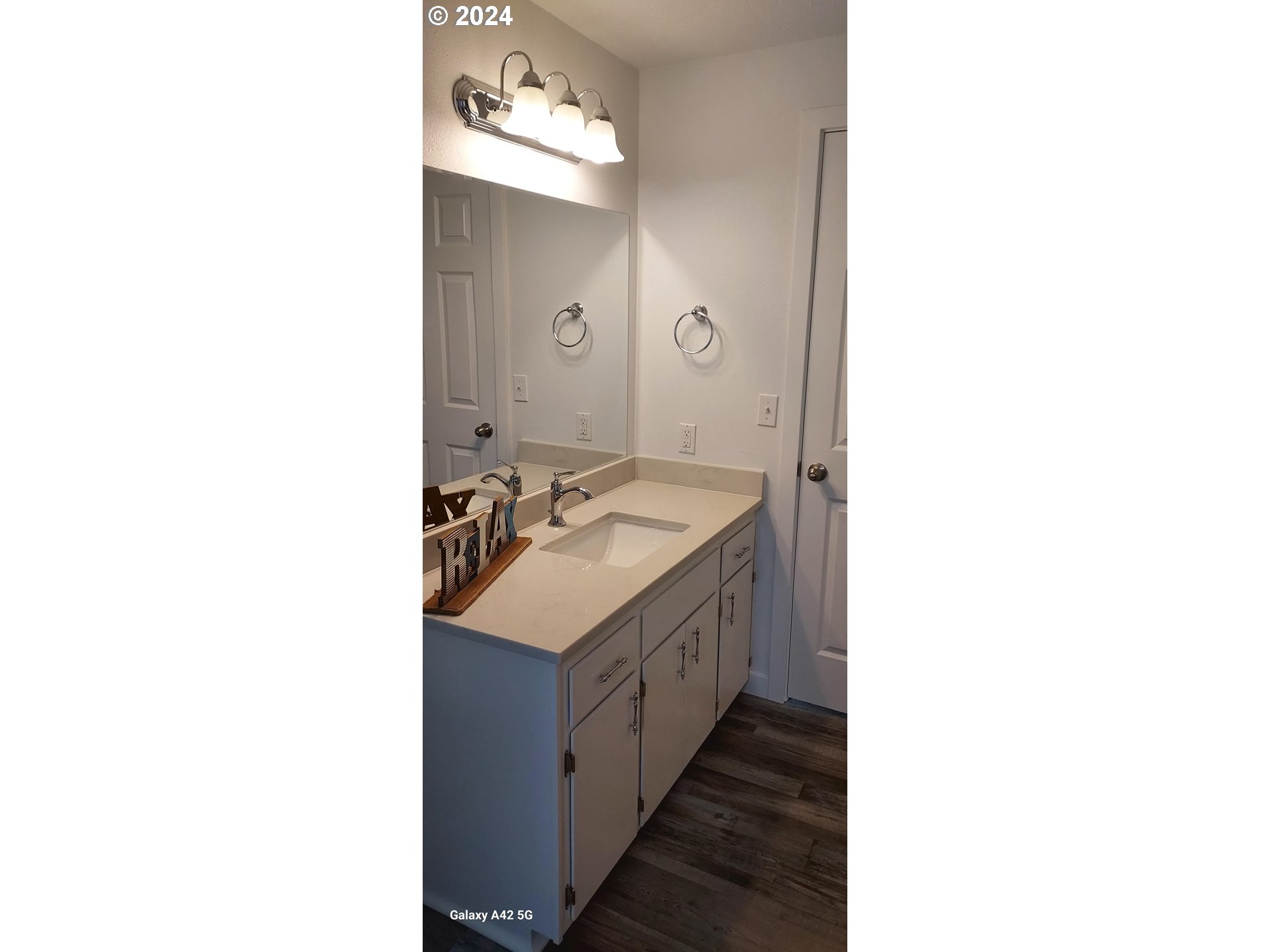 2573 L Street Springfield, OR 97477 - Photo 18 of 22 a bathroom with a sink and a mirror