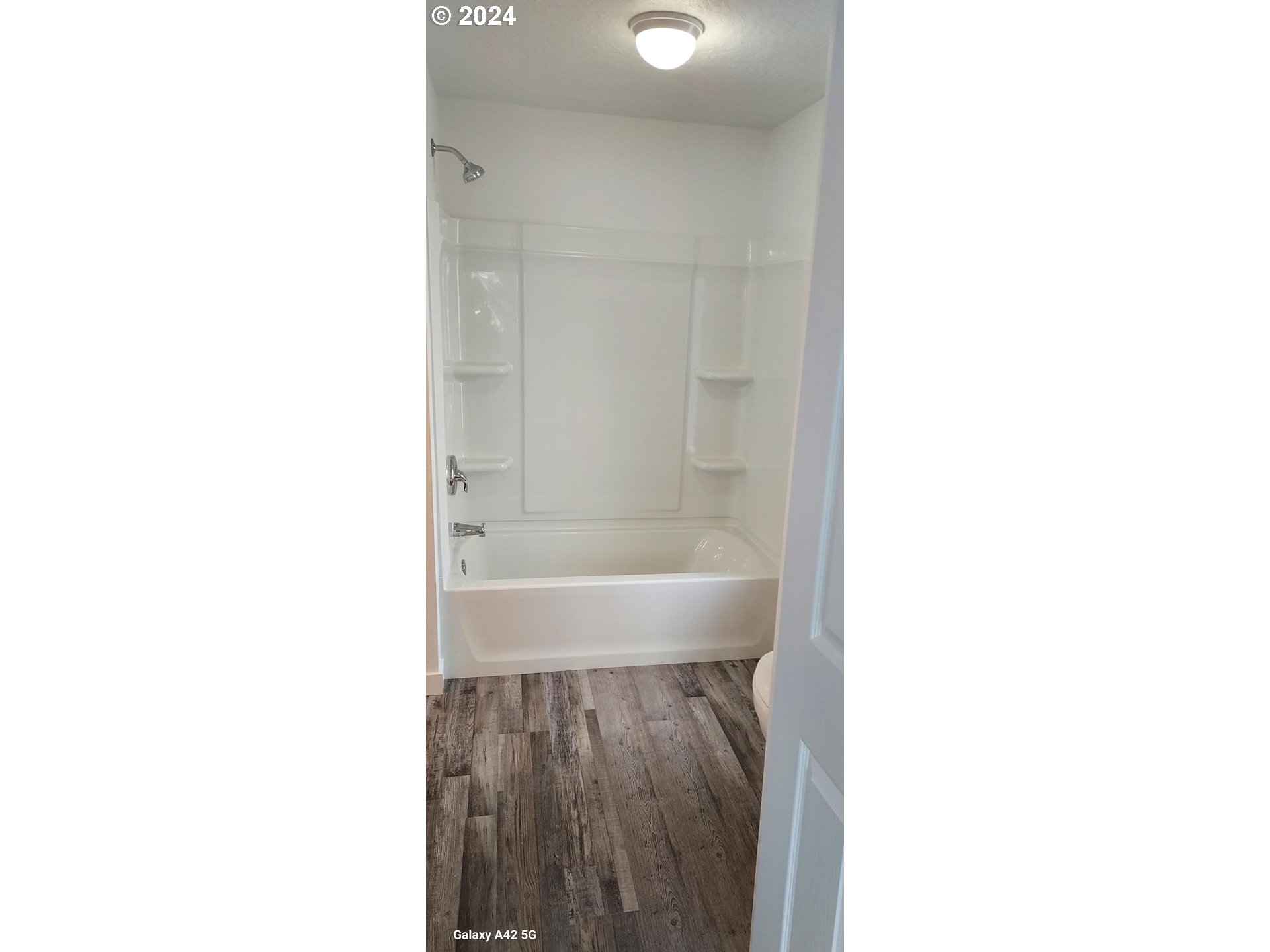 2573 L Street Springfield, OR 97477 - Photo 19 of 22 a bathroom with a bathtub