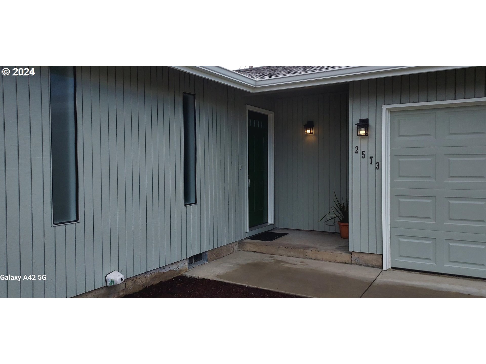 2573 L Street Springfield, OR 97477 - Photo 2 of 22
