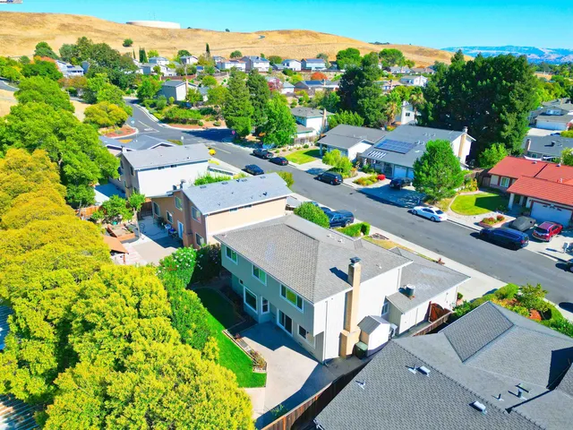 a view of a backyard of the house