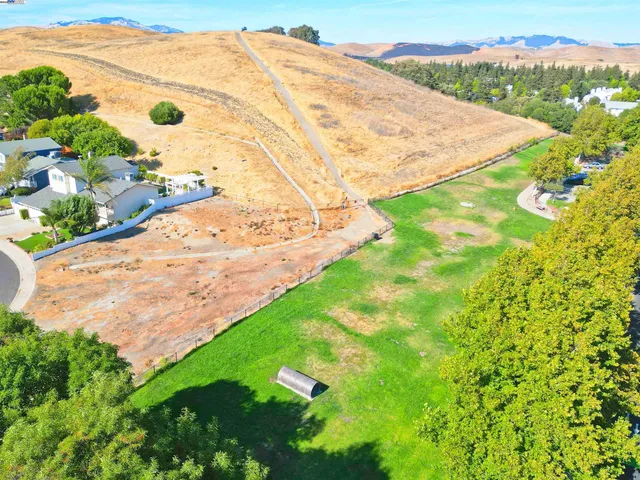 a view of a pathway with a yard
