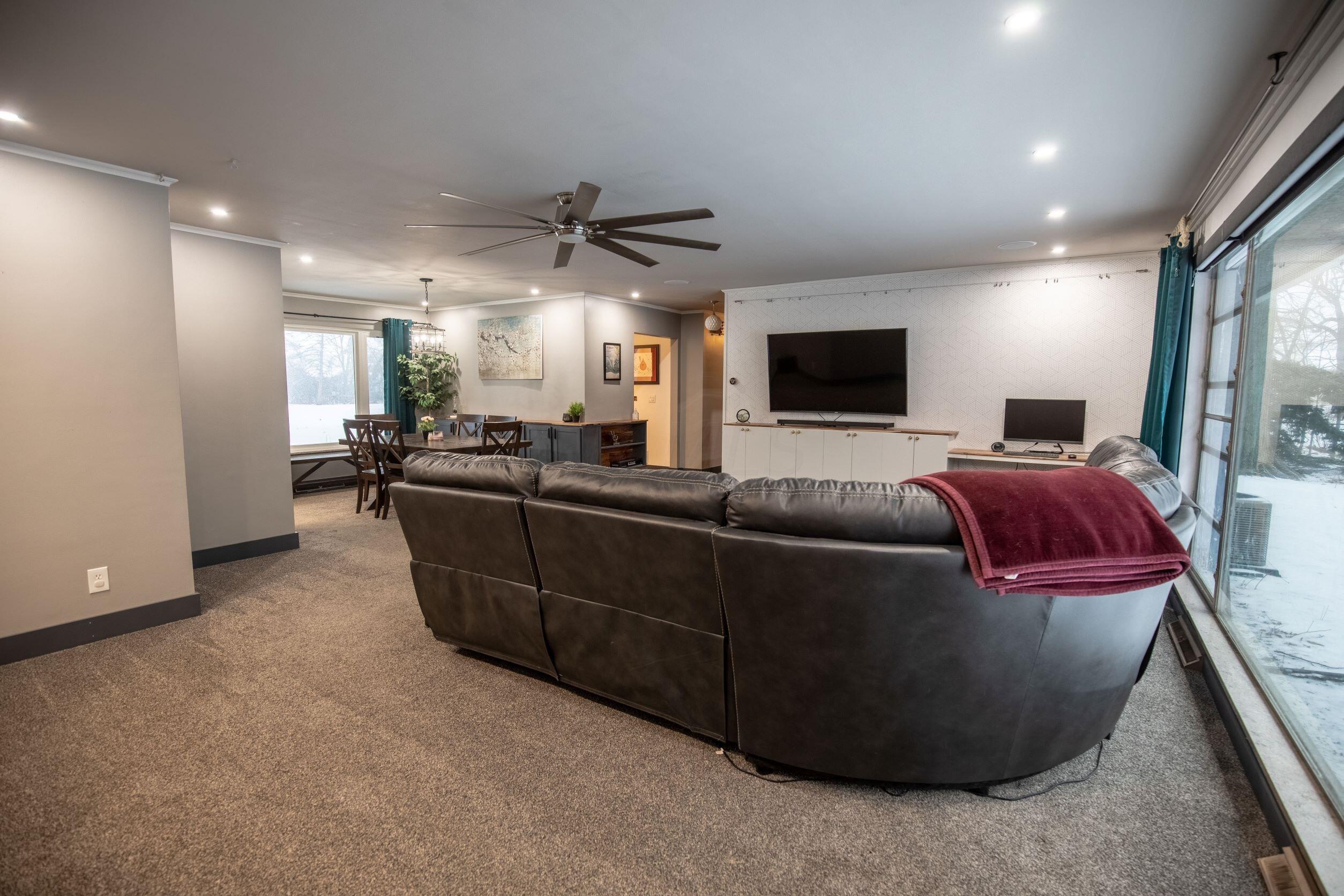 5733 Renner Road Columbus, OH 43228 - Photo 7 of 38 Living Room 2