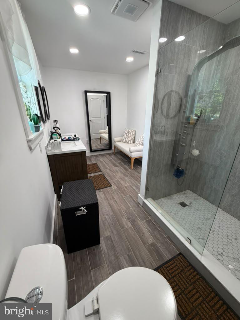 206 Jarvis Road Sicklerville, NJ 08081 - Photo 7 of 31 Modern bathroom with sleek design.