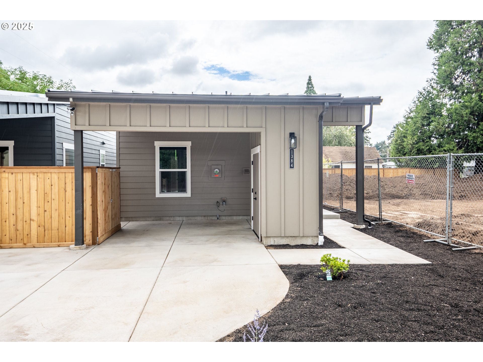 1384 Jacobs Drive Eugene, OR 97402 - Photo 2 of 23