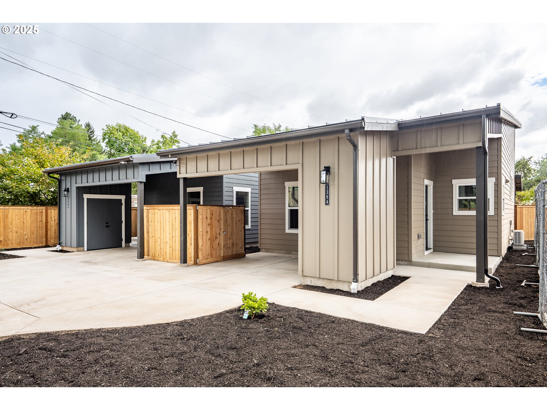 1384 Jacobs Drive Eugene, OR 97402 - Photo 3 of 23