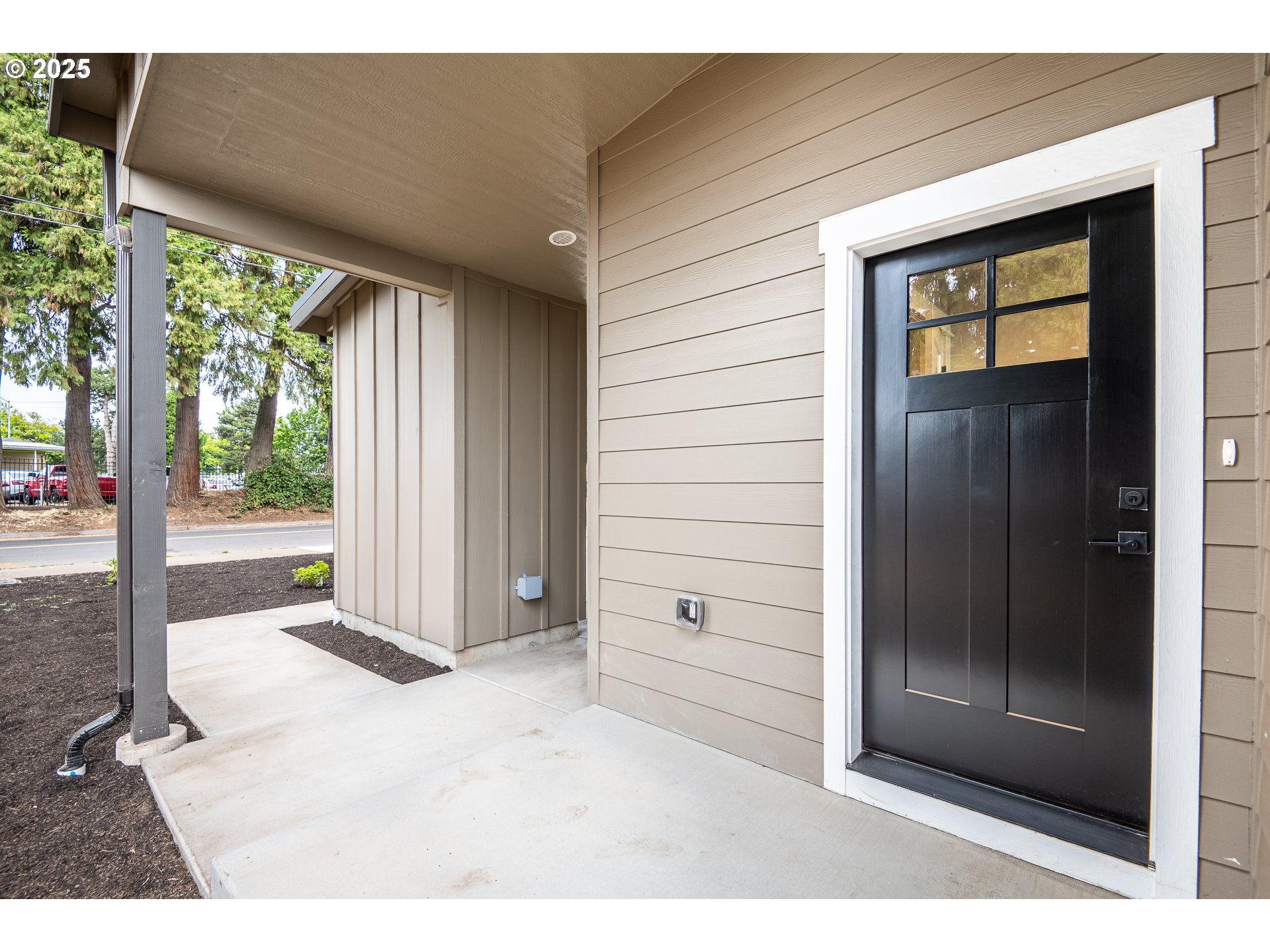 1384 Jacobs Drive Eugene, OR 97402 - Photo 4 of 23