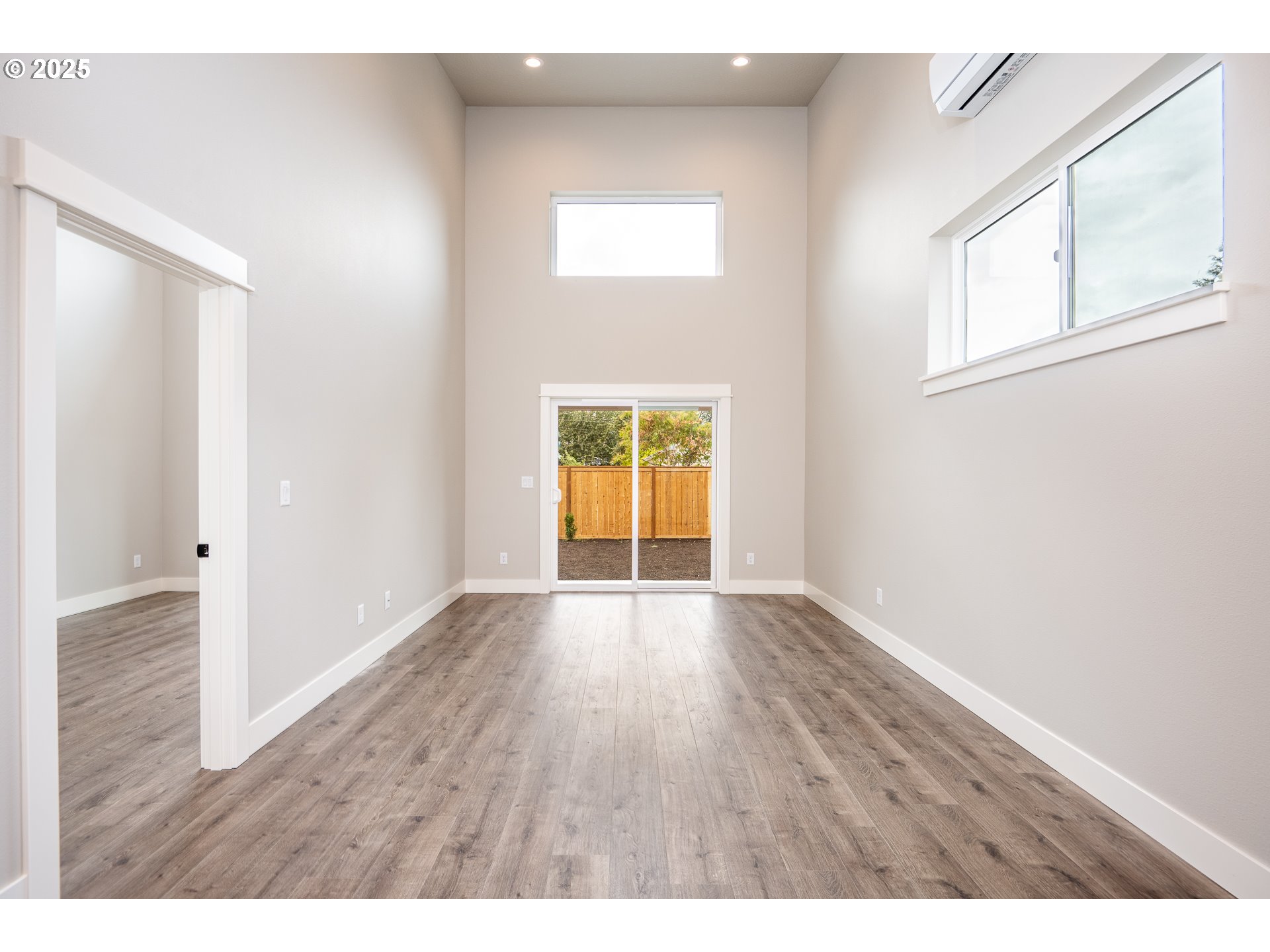 1384 Jacobs Drive Eugene, OR 97402 - Photo 5 of 23