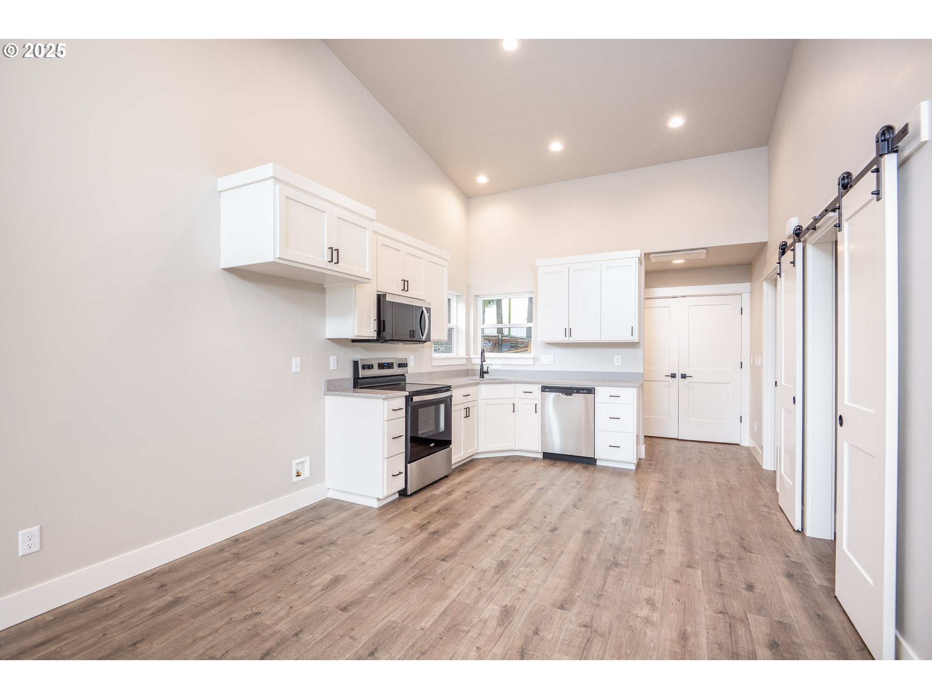 1384 Jacobs Drive Eugene, OR 97402 - Photo 6 of 23