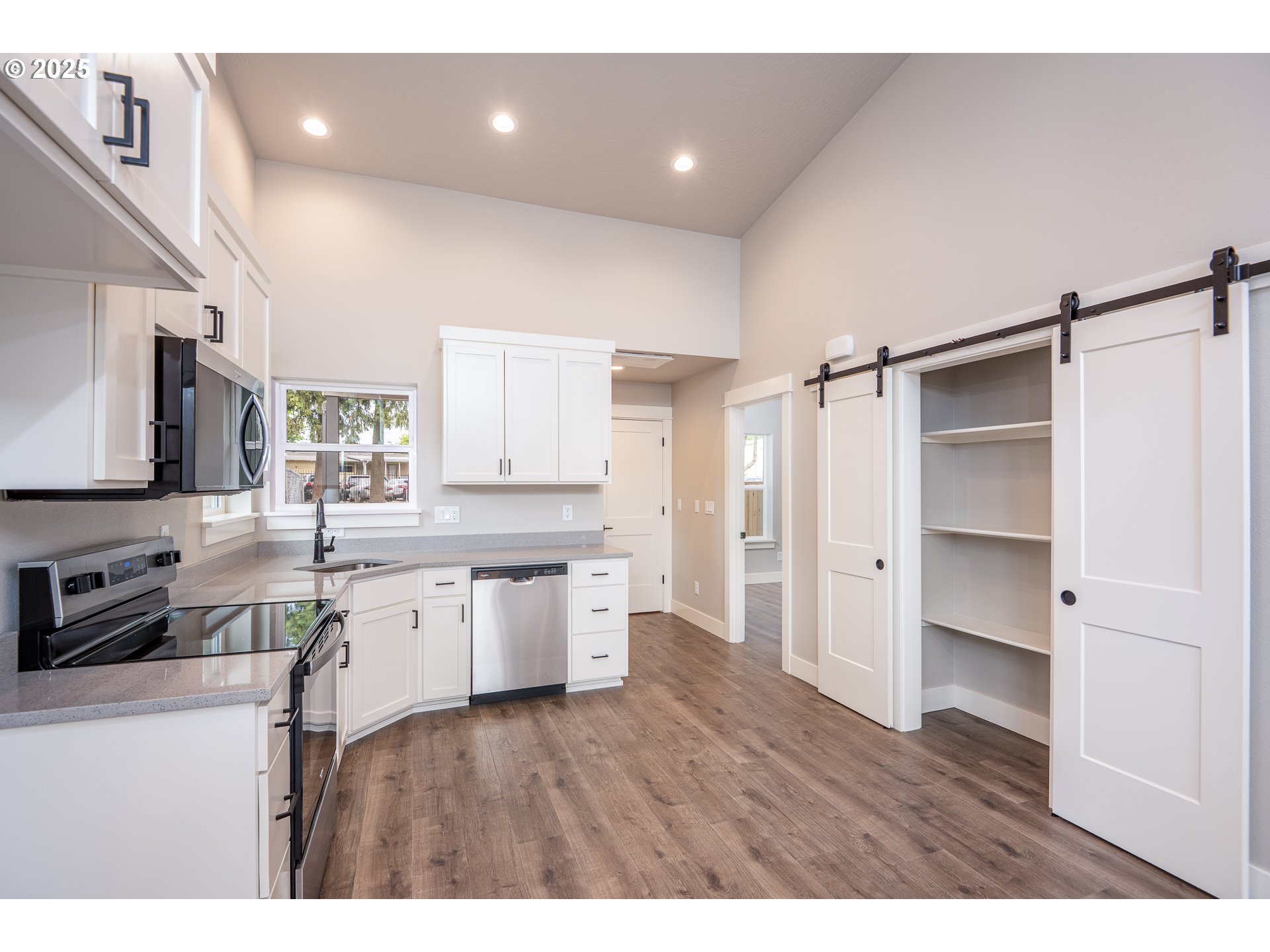 1384 Jacobs Drive Eugene, OR 97402 - Photo 8 of 23