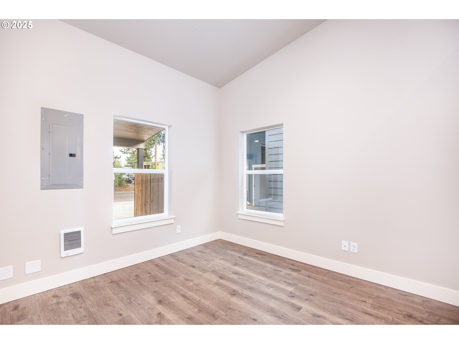 1384 Jacobs Drive Eugene, OR 97402 - Photo 10 of 23