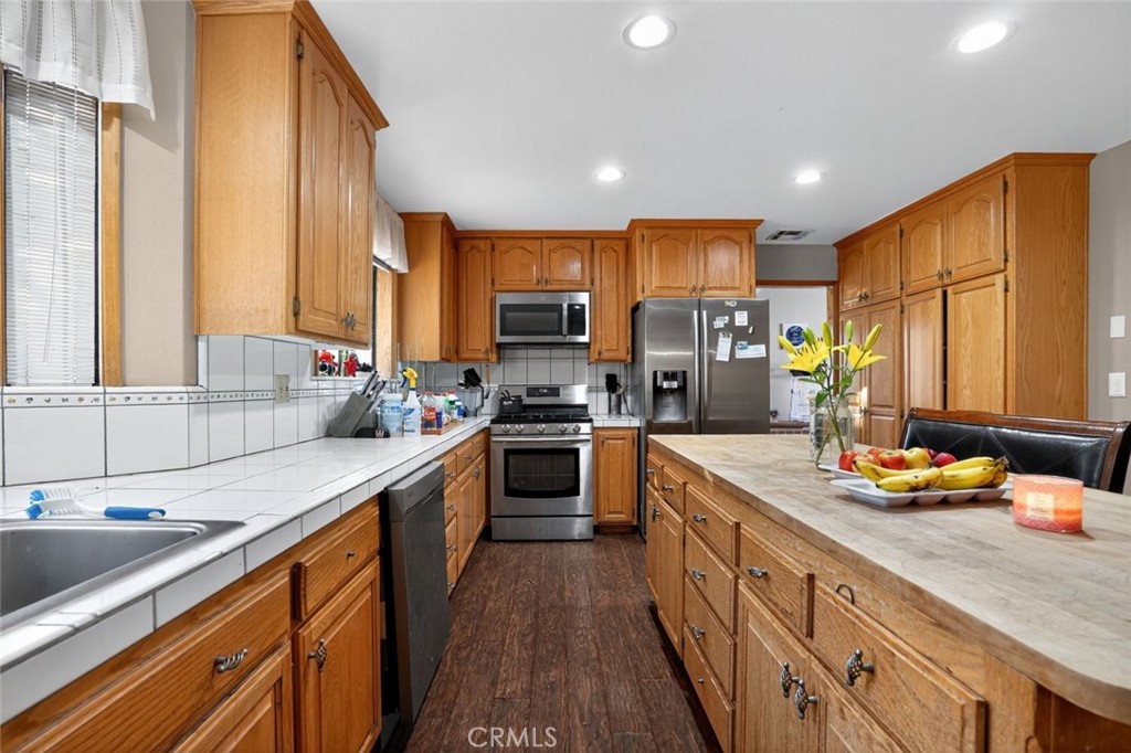31653 Lake Meadow Road Acton, CA 93510 - Photo 18 of 32 a kitchen with stainless steel appliances kitchen island granite countertop a sink stove and cabinets