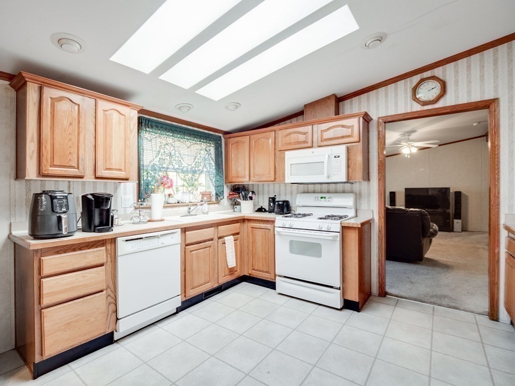 17 Medallion Road Holbrook, MA 02343 - Photo 9 of 39 Gallery Image 9
