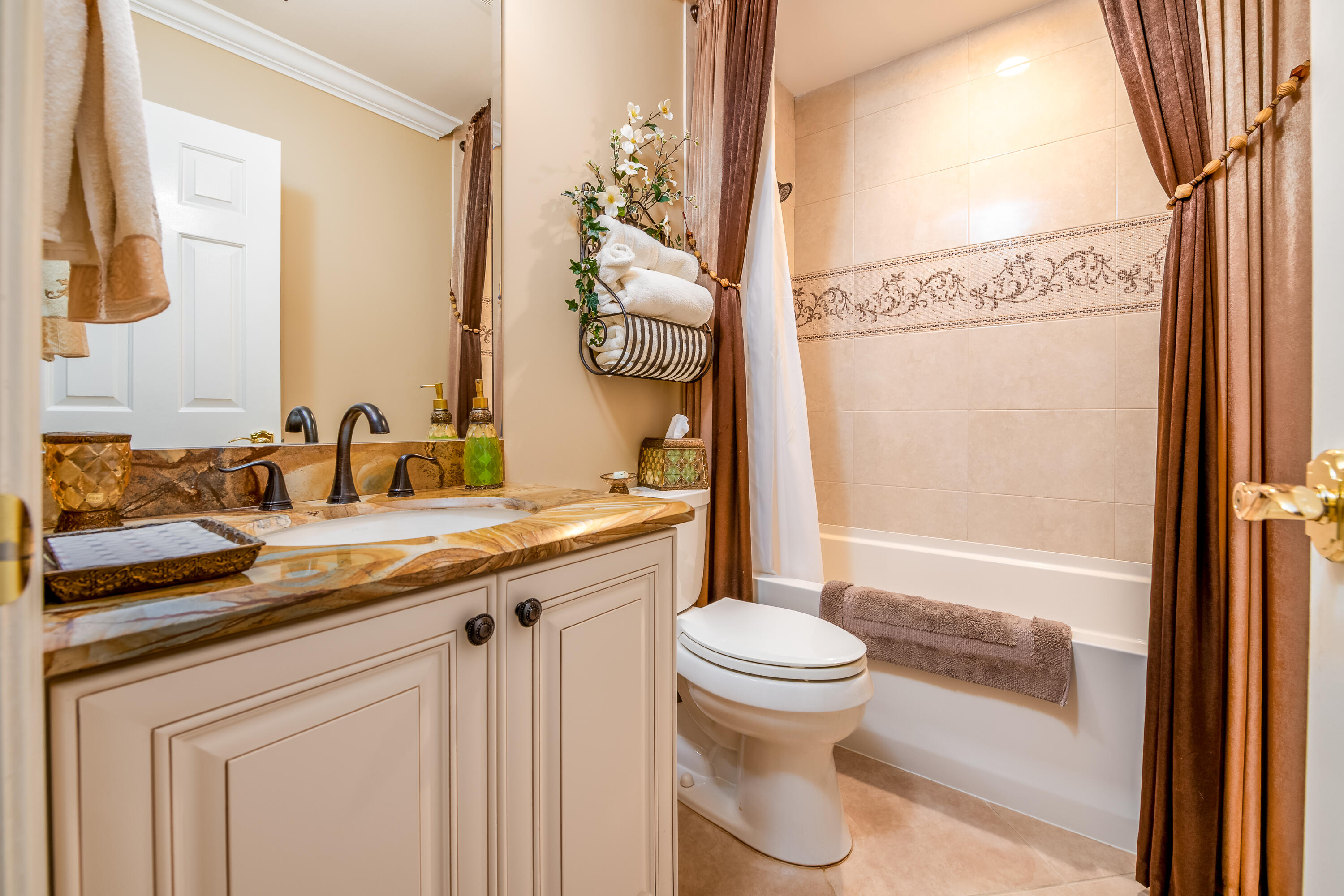 7876 Granada Place, Unit 702 Boca Raton, FL 33433 - Photo 24 of 48 Full Guest Bathroom.