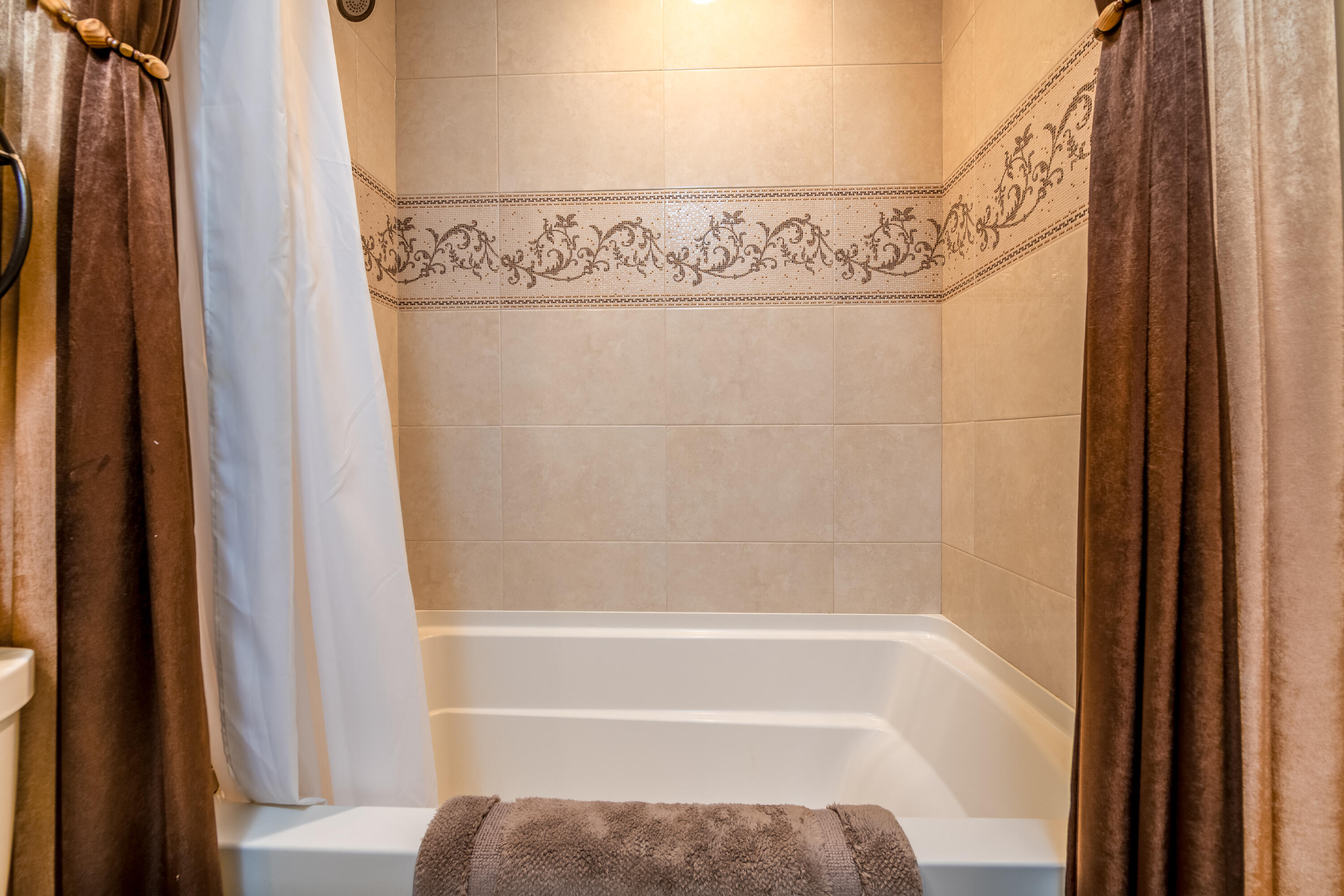 7876 Granada Place, Unit 702 Boca Raton, FL 33433 - Photo 25 of 48 Full Guest Bathroom