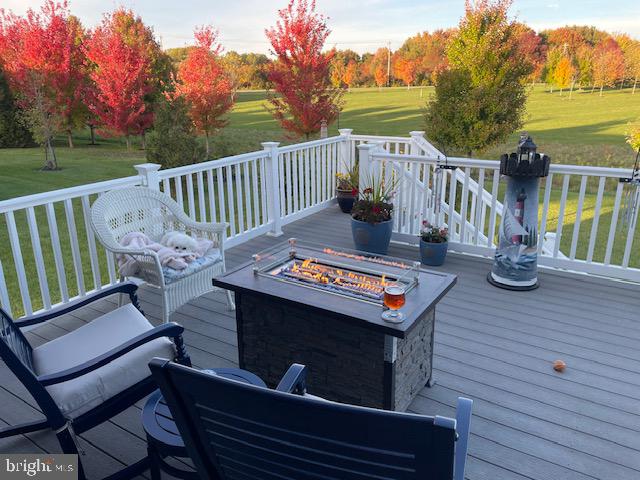 635 Red Maple Road Middletown, DE 19709 - Photo 40 of 63 Deck Fall Colors