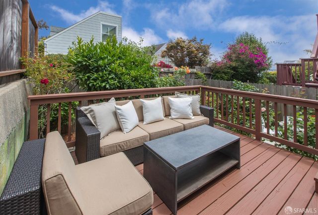 a view of entryway with a front door
