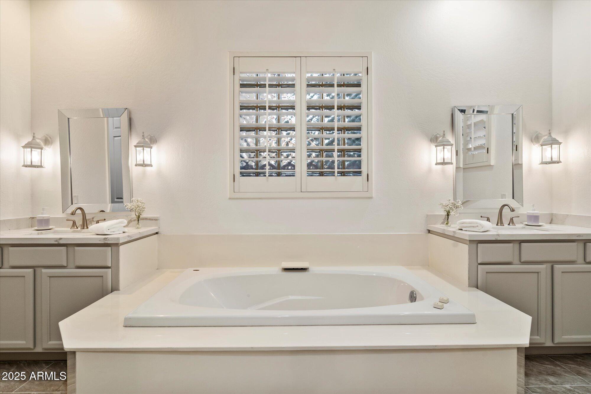 3969 East Navigator Lane Phoenix, AZ 85050 - Photo 22 of 54 Primary bath