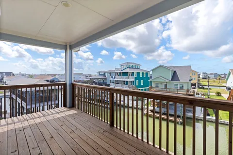 $899,000 | 413 Jeanie Lynn Street, Tiki Island, TX 77554