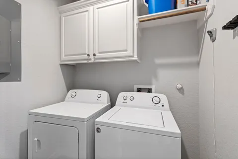 $899,000 | 413 Jeanie Lynn Street, Tiki Island, TX 77554