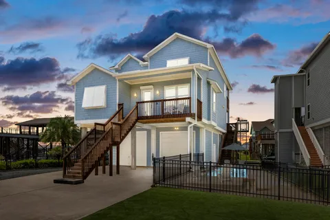 $899,000 | 413 Jeanie Lynn Street, Tiki Island, TX 77554