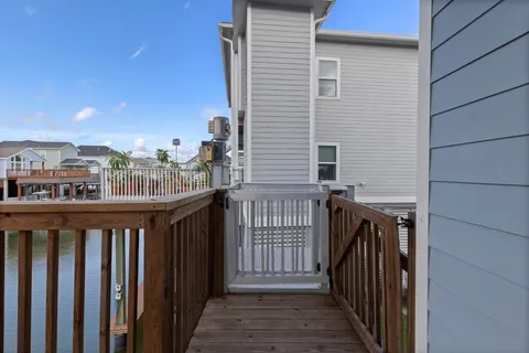 $899,000 | 413 Jeanie Lynn Street, Tiki Island, TX 77554