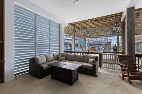 $899,000 | 413 Jeanie Lynn Street, Tiki Island, TX 77554