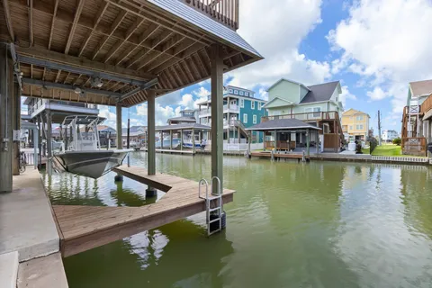 $899,000 | 413 Jeanie Lynn Street, Tiki Island, TX 77554
