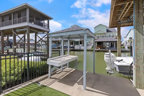 $899,000 | 413 Jeanie Lynn Street, Tiki Island, TX 77554