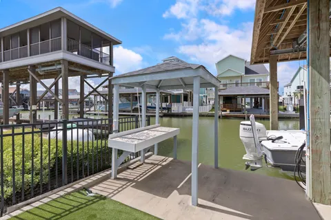 $899,000 | 413 Jeanie Lynn Street, Tiki Island, TX 77554