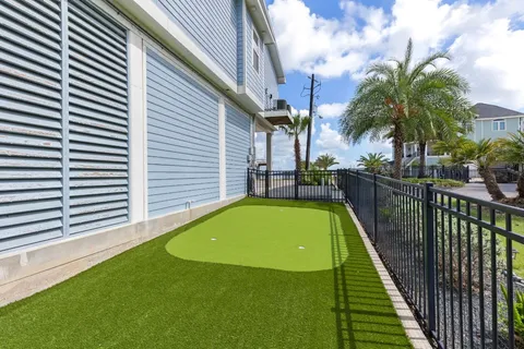 $899,000 | 413 Jeanie Lynn Street, Tiki Island, TX 77554