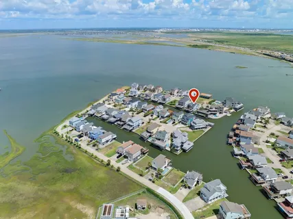$899,000 | 413 Jeanie Lynn Street, Tiki Island, TX 77554