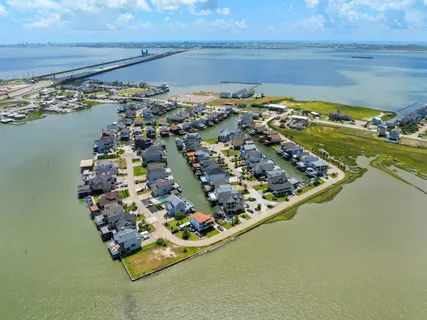 $899,000 | 413 Jeanie Lynn Street, Tiki Island, TX 77554